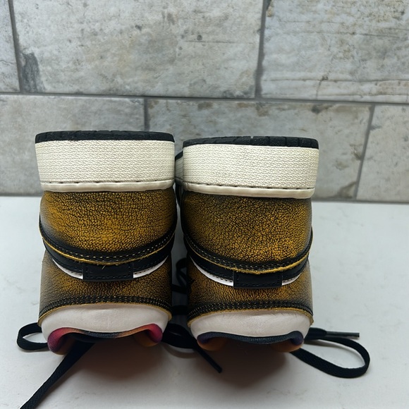Air Jordan 1 Mid SE Sneakers - Picture 7 of 11